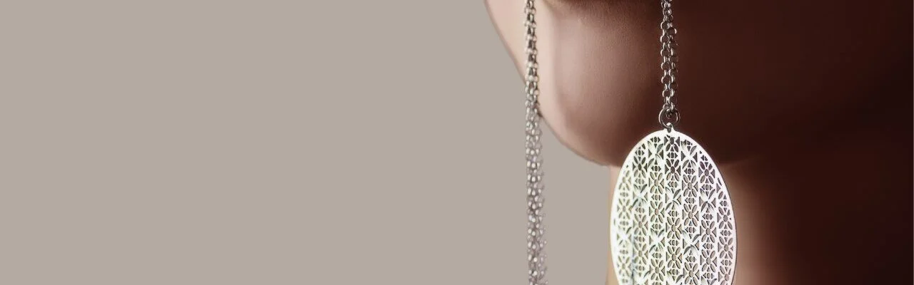 Foto na web zena sperk v ustech pozadi