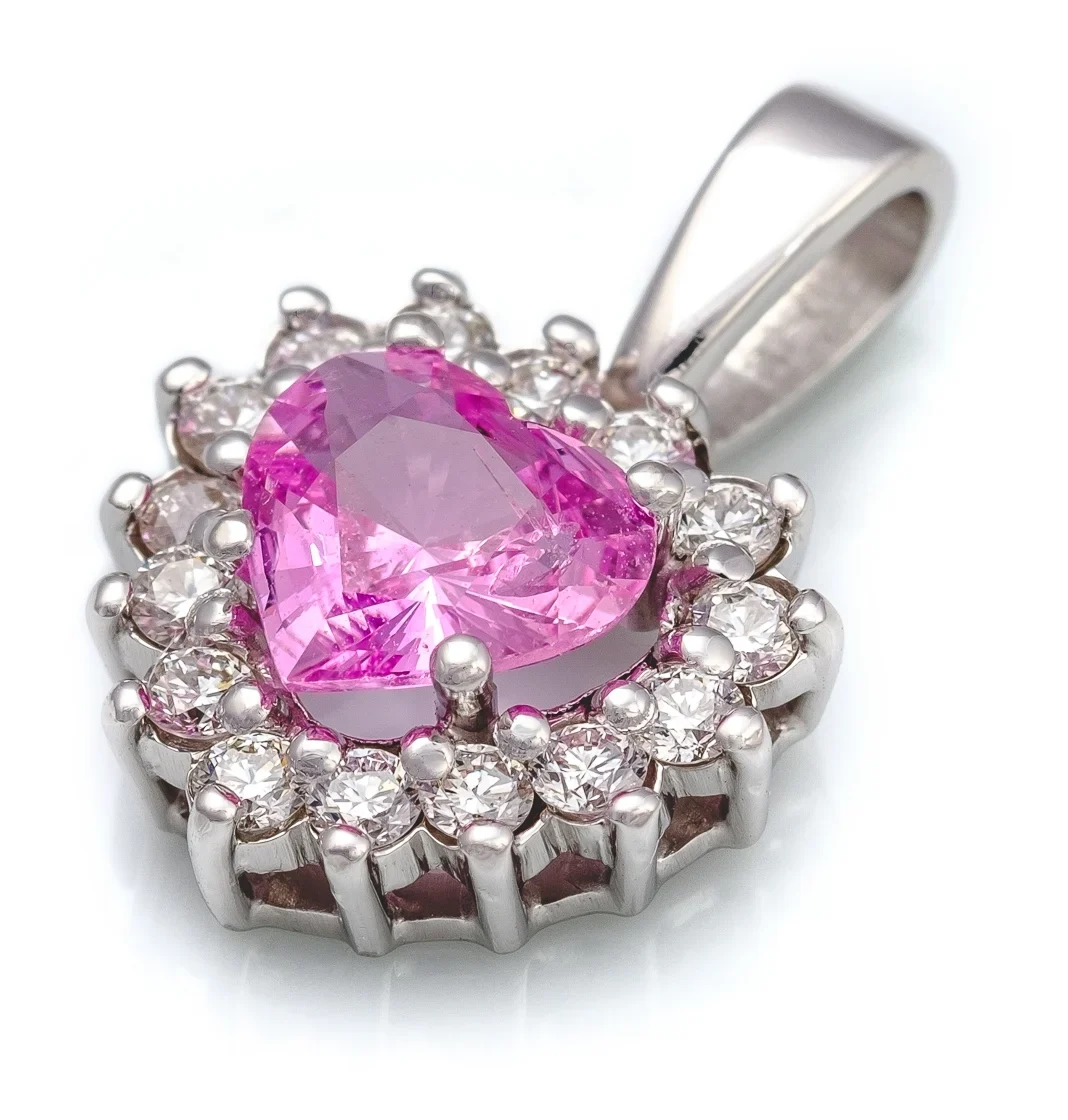Privesek srdce ruzovy safir